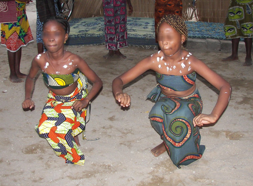 Exécution de la danse Agbadja du département du Mono lors d'une manifestation culturelle