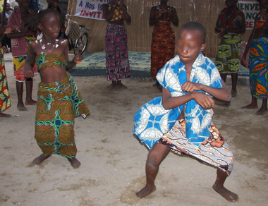 Le massè gohoun, une danse populaire du département de l'Ouémé savament exécutée par un groupe d'enfant