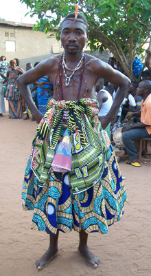 Un adepto di un culto tradizionale si prepara ad eseguire la danza Sakpata