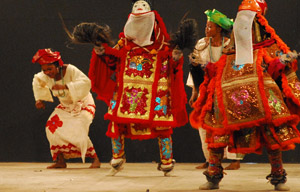 Démonstration de danse des gèlèdè lors d'un évènement culturel