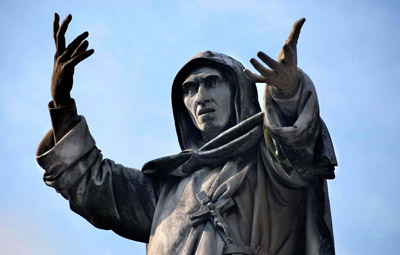 Statua dedicata a Girolamo Savonarola, arso vivo perché, tra le altre cose, asseriva che nello spazio esistevano creature che non erano angeli ma erano superiori all'uomo