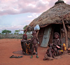 Une famille hamar devant sa maison, vallée de l'Omo, Ethiopie. Le barrage Gibe III en construction détruira les moyens de subsistance de leur people (Image: Magda Rakita/Survival)