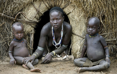 The Karo (or Kara), with a population of about 1000 - 1500 live on the east banks of the Omo River in south Ethiopia. Here, a Karo mother sits with her children (Image: Eric Lafforgue/Survival)