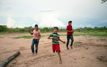 Edison, Hugo e Eber, bambini Ayoreo, giocano nella comunità Totobiegosode di Arocojnadi. 2019 (Immagine: X. Clarke/Survival International)