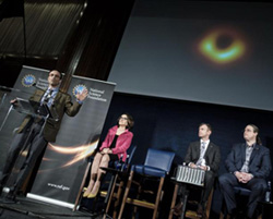 La presentazione della foto del buco nero fatta dai ricercatori che hanno partecipato alla sua realizzazione (Immagine EPA)