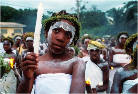 Gli iniziati Bwiti dei popoli Babongo e Mitsogo del Gabon