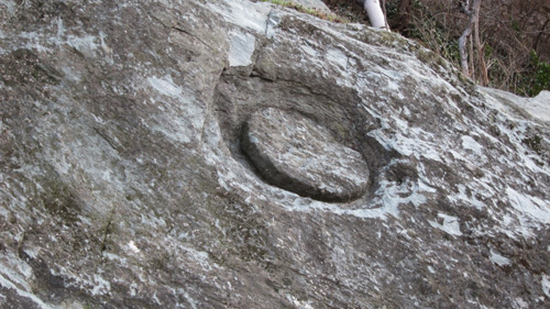 La ruota solare incisa in verticale su una roccia a Monpantero ricorda il mito della ruota d’oro che Fetonte lasciò agli uomini al suo commiato