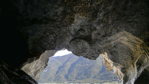 Valle di Susa, una grotta dedicata alla ruota solare. Al luogo impervio si accede dopo una scalata nella roccia, quasi un percorso iniziatico che sembra sottolineare la sacralità del posto. Il vasto numero delle ruote solari che si trovano in tutte le valli del Piemonte, e non solo, sembrano riferirsi al mito della ruota d’oro di Fetonte