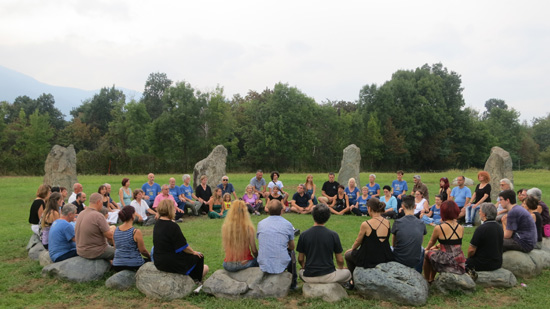 Il Cerchio di Pietre di Dreamland raccoglie naturalmente tutti i viandanti richiamati dal cromlech, che intendono migliorare la propria vita e dare un contributo per un mondo migliore, proprio come succedeva intorno al Cerchio di Pietre di Fetonte