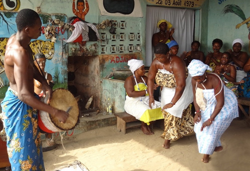 Cérémonie dans un temple de la divinité Mani Wata