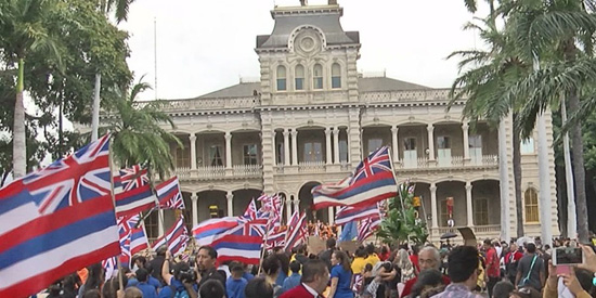 Una manifestazione a Honolulu nel giorno del “Hawaiian Independence Day” che viene celebrato il 28 novembre di ogni anno con grandi manifestazioni di protesta. Segna il giorno in cui la Gran Bretagna e la Francia riconobbero formalmente l’indipendenza del Regno Hawaiano, che non viene riconosciuta dagli Stati Uniti