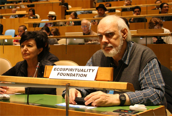 Giancarlo Barbadoro, il presidente della Ecospirituality Foundation recentemente scomparso, in uno dei suoi interventi all’ONU con Rosalba Nattero