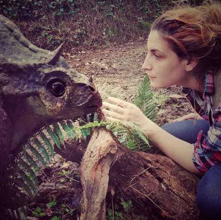La scultrice Mariaelena Mariotti con una delle sue “creature”