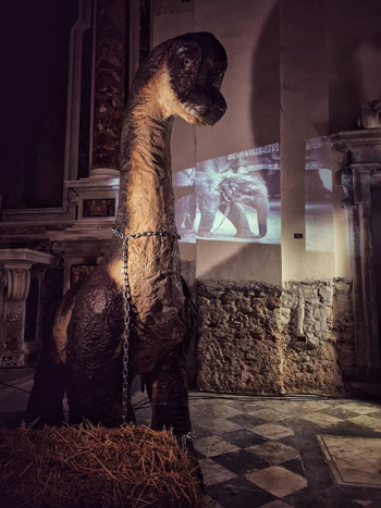 Nella mostra “Imago” il baby-brachiosauro si collega al maltrattamento degli animali nei circhi, infatti si vede sul retro un cucciolo di elefante in catene