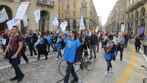 I volontari di SOS Gaia hanno marciato con tamburi e slogan 