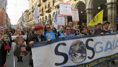 Lo striscione di SOS Gaia