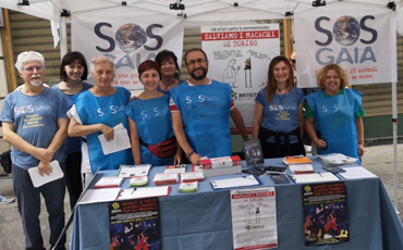 I volontari di SOS Gaia al gazebo di Via Garibaldi a Torino per la raccolta firme contro la sperimentazione sui macachi