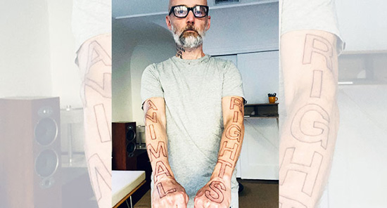 Moltissimi sono gli artisti e i personaggi famosi che hanno fatto la scelta vegan. Il cantante Moby ha festeggiato recentemente i 32 anni da vegano con un evidentissimo  tatuaggio che porta inciso “Animal Rights”