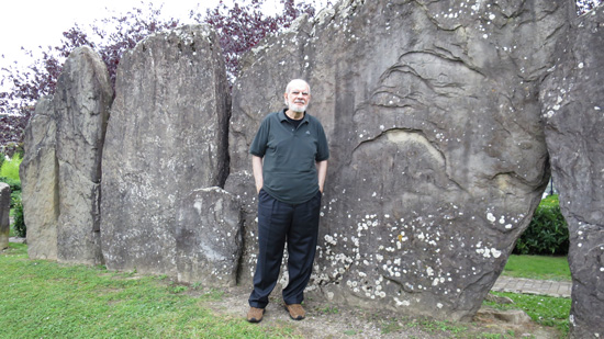 Giancarlo Barbadoro presso un sito megalitico svizzero. Il ricercatore negli anni ’70 del secolo scorso ha riportato alla luce l’antica tradizione della millenaria città di Rama, dimenticata da secoli