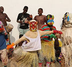 I danzatori Kaléta e i loro accompagnatori nel corso di una festività di Natale