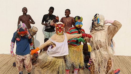 I danzatori Kaléta e i loro accompagnatori nel corso di una festività di Natale