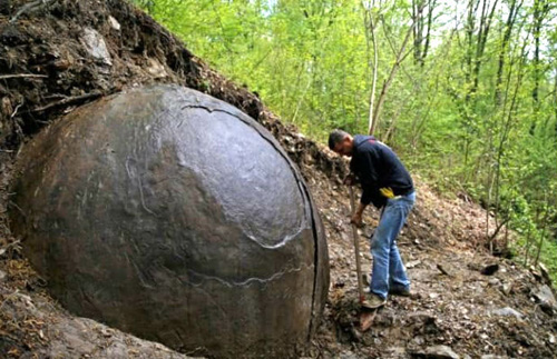 Una grande sfera ritrovata nei pressi delle piramidi bosniache