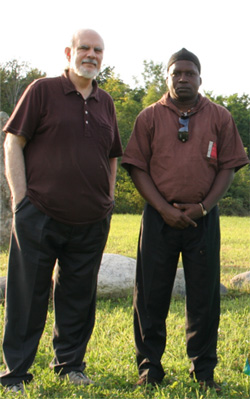 Brice Tjomb avec Giancarlo Barbadoro au Stone Circle de Dreamland à l'occasion de sa visite à Turin en tant qu'invité de la Ecospirituality Foundation