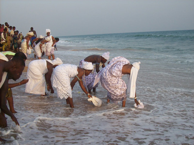 Offrande à la divinité Mamiwata en bordure de la mer