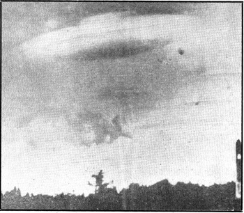 PRAGA — Un « disco volante » (nella foto) apparso sulle montagne dei Giganti, ai confini tra Cecoslovacchia e Polonia, è stato fotografato dalla signora Tomkova. In realtà, secondo il direttore dell'Istituto idrometeorologico di Praga, si tratta di una nuvola, nota con il nome di « altocumulus lenticularis ». Questo tipo di nuvola si forma nelle regioni montagnose, quando il vento soffia contro i fianchi dei monti. Disco, quindi, o semplice fenomeno atmosferico? (L'Unità - 11 nov. 1965)