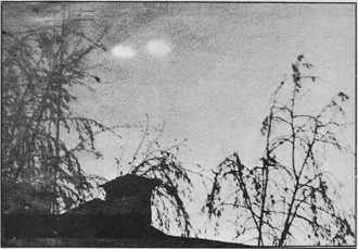 Fotografia scattata il 21 novembre 1967 a Zagabria in Iugoslavia. Il generale sovietico Stolarov, del servizio moscovita per lo studio degli UFO attestò la veridicità del documento. Ancora recentemente sulla zona di Serajevo sono stati avvistati numerosi oggetti volanti non identificati dalle forme più svariate come rombi, piatti, triangoli e coni fiammeggianti (Archivio « Gruppo Spazio 4 »)