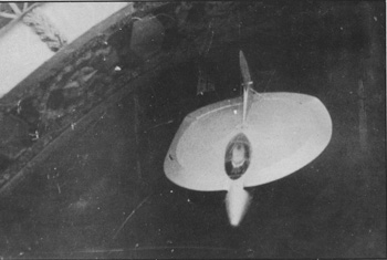 Prototipo di « disco volante » fotografato nel 1965 da un torinese in visita a Mosca all'Esposizione dell'Aeronautica Sovietica. La soluzione aerodinamica dell'ala discoide fu adottata negli anni '50 anche da americani e canadesi, ma fu accantonata per le insoddisfacenti prestazioni ottenute (Archivio « Gruppo Spazio 4 »)