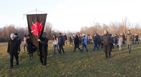 Il corteo di inaugurazione delle opere di Dreamland guidato dal vessillo del New Earth Circle, la Comunità dei Nativi Europei rappresentata da Giancarlo Barbadoro