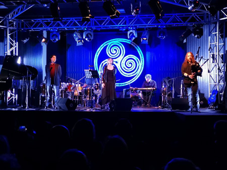  Il concerto è iniziato con la poesia di Giancarlo Barbadoro "Il nostro cuore antico" letta da Andreas Papanicolàou accompagnato dalla bagpipe di Luca Colarelli 