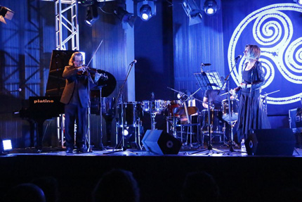 Rosalba Nattero canta la sua canzone "Nigredo" accompagnata dalla viola di Maurizio Redegoso Kharitian