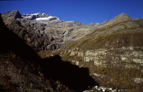 Dal Santuario, vista su Forno e sui dirupi della cima Barruard