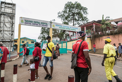 Les gents avec les masque à le Central Hopital de Yaoundé, capitale du Cameroun