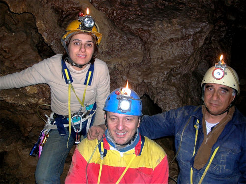 Stefano Mortari insieme a due membri del suo gruppo di speleologi sul fondo dell’Arma Pollera