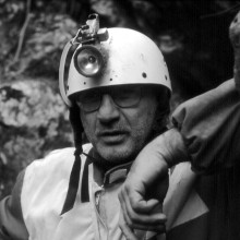 Stefano Mortari all’ingresso della grotta “Scogli Neri”