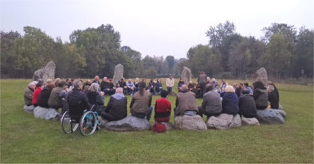 Meditazione collettiva al cerchio di pietre dell’Ecovillaggio di Dreamland