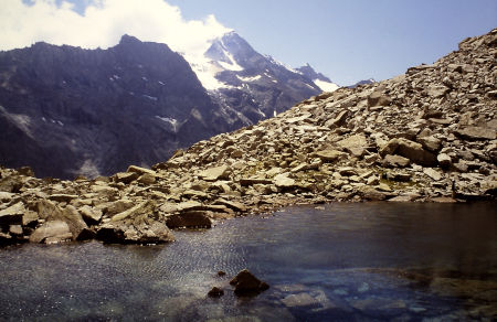 Il laghetto di Mombran, sullo sfondo la Ciamarella