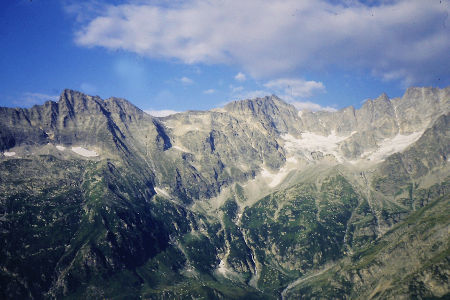 Da sin. l'Uja di Mombran, sotto cui si trova Malatrait e il Passo delle Lose