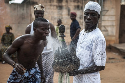 Rituel lors d'une cérémonie Voodoo au Bénin