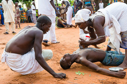 Adepte d'une divinité Voodoo en trance