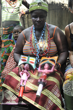 Adepto della divinità Hoho durante una cerimonia del culto Voodoo