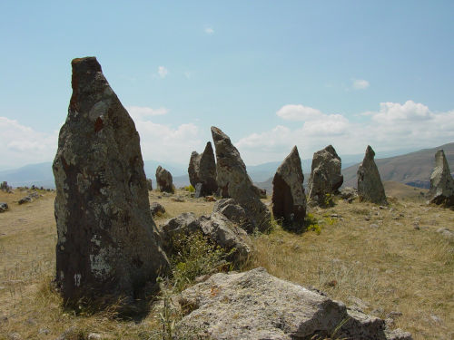 Il sito megalitico “Carahunge” nei pressi della cittadina armena di Sisian. Carahunge significa “pietre urlanti”