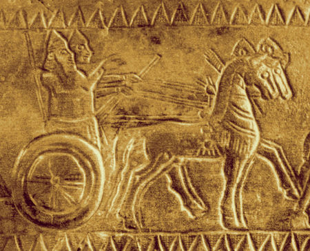 Il Re Armeno Sarduri II. Durante il suo dominio la civiltà di Urartu raggiunse il suo massimo splendore. Viene rappresentato con un carro che ricorda il carro di Fetonte o la ruota del dio celtico Taranis