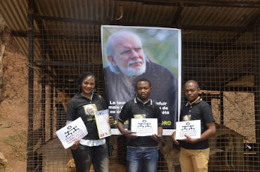 Paterne Bushunju avec deux bénévoles