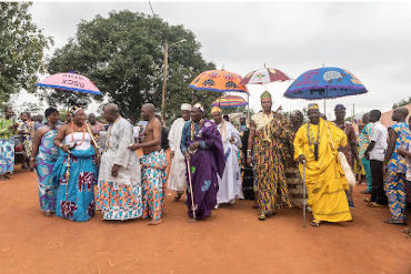 I re del Benin in processione per i panegirici dei loro antenati