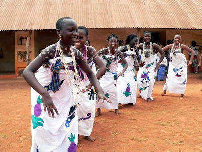 Ragazze che imparano balli e panegirici dal regno di Abomey