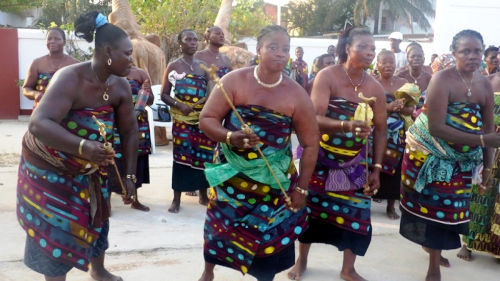 Les danseuses de adjogan récitant des panégyriques dans leur chanson